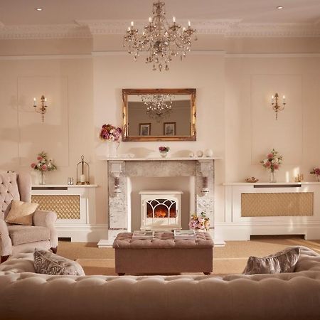 Bathen House Boutique Hotel Zewnętrze zdjęcie A living room with a fireplace