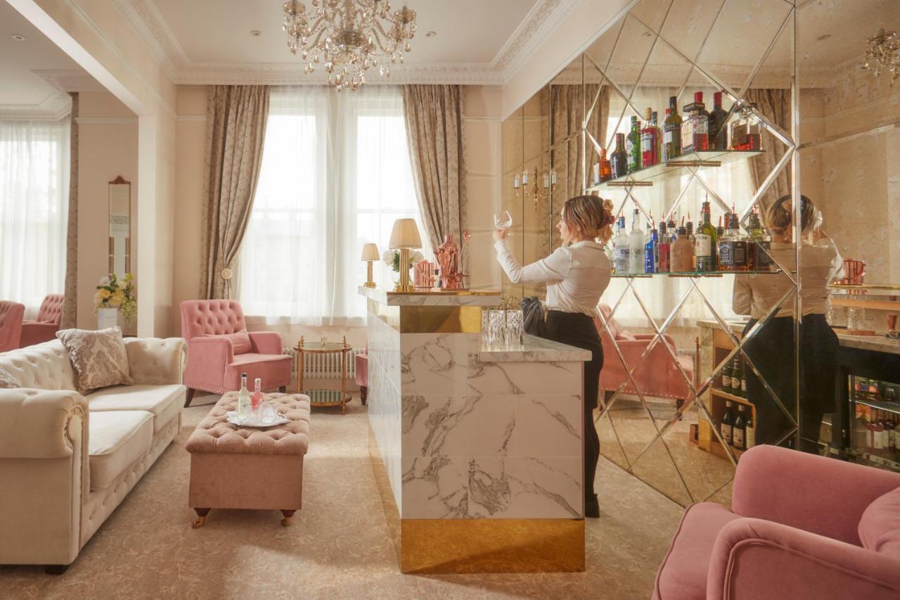 Bathen House Boutique Hotel Zewnętrze zdjęcie The bar at the Hotel de Crillon