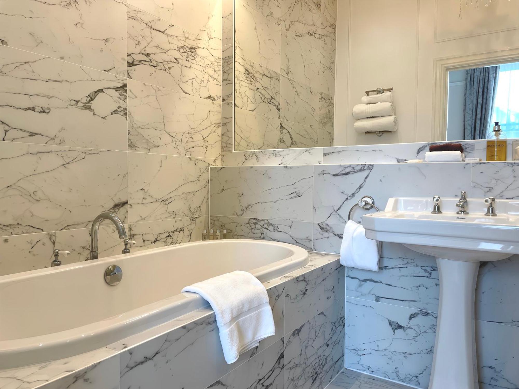 Bathen House Boutique Hotel Pokój zdjęcie Bathroom in the hotel