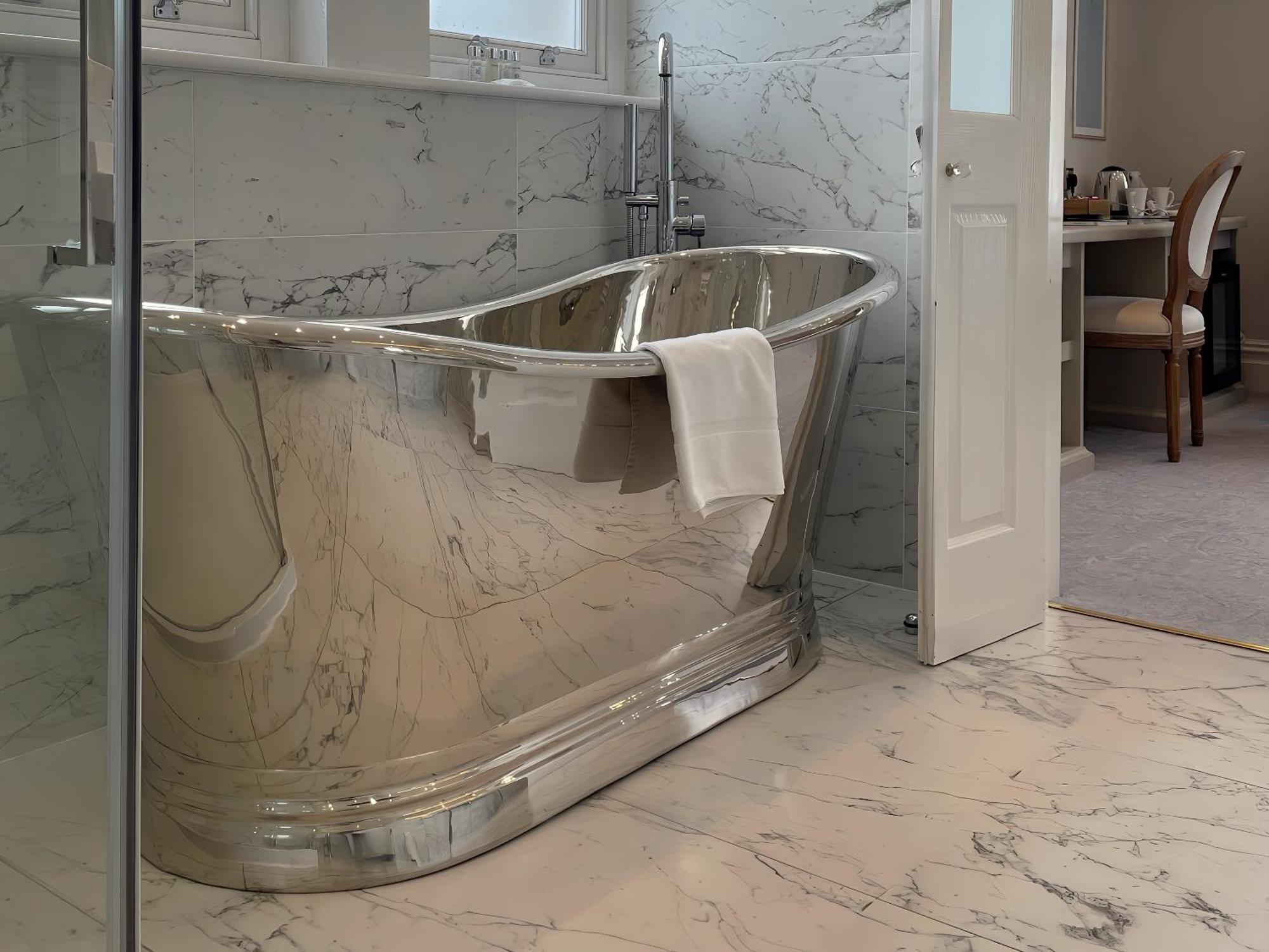 Bathen House Boutique Hotel Pokój zdjęcie A freestanding bathtub