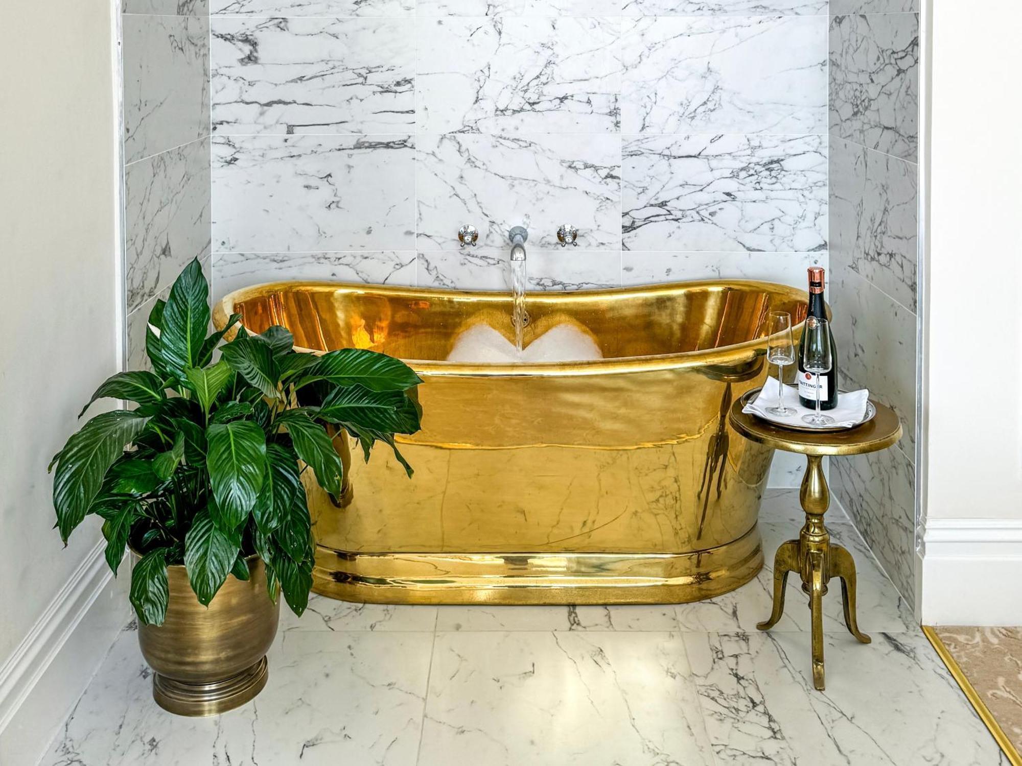 Bathen House Boutique Hotel Pokój zdjęcie A freestanding copper bathtub